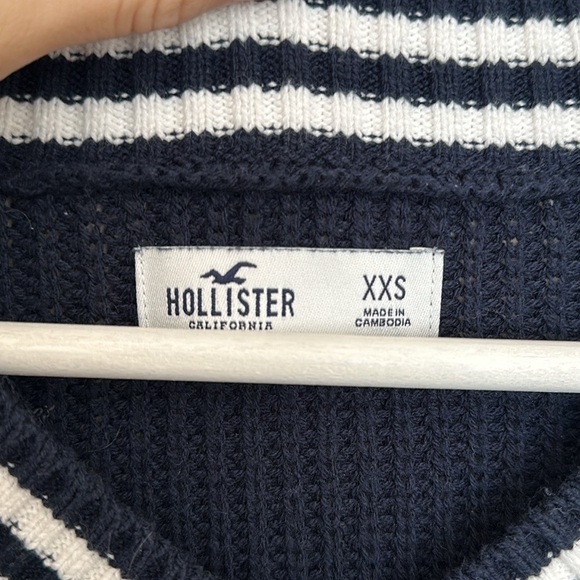 HOLLISTER | Oversized Tipped Cable-Knit V-Neck Sweater - Picture 7 of 7
